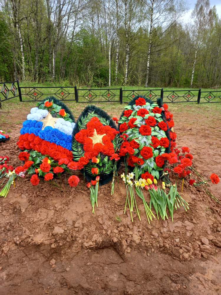 7 мая 2025 года на Братском захоронении д. Язвищи состоялось мероприятие по перезахоронению останков 40 бойцов Советской Армии, поднятых в ходе весенней «Вахты Памяти» 7 мая 2025 года на Братском захоронении д. Язвищи состоялось мероприятие по перезахоронению останков 40 бойцов Советской Армии, поднятых в ходе весенней «Вахты Памяти».